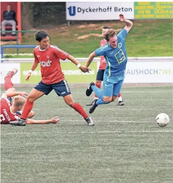  ?? RP-FOTO: JÖRG KNAPPE ?? FC-Akteur Kosuke Hatta (Bildmitte) bringt Nettetals Markus Keppeler zu Fall.