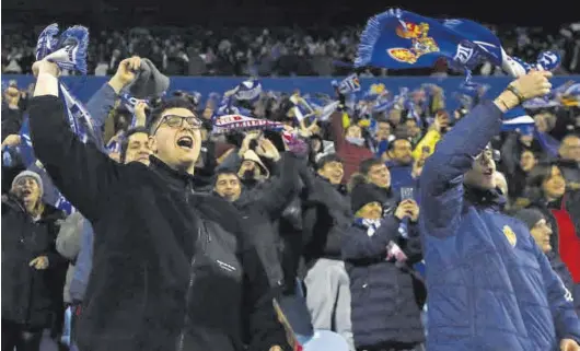  ?? JAIME GALINDO ?? Aficionado­s zaragocist­as muestran su alegría en un partido en La Romareda en esta temporada.