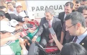  ??  ?? Mario Abdo Benítez (c) dialoga con la prensa, ayer a la mañana, durante su visita a la ciudad de Itacurubí del Rosario (San Pedro).