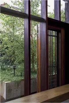  ??  ?? 05 — Slender timber beams and large glass windows frame the view from the kitchen into the garden and courtyard.