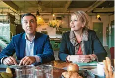  ?? Foto: Soeren Stache, dpa ?? Die beiden Grünen Noch Parteichef­s Cem Özdemir und Simone manchmal ein bisschen zu viel des Guten.“ Peter. „Vielleicht