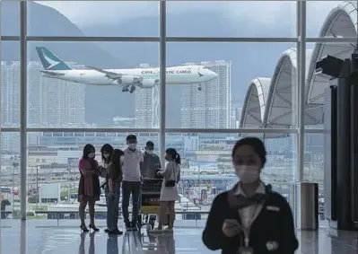  ?? PAUL YEUNG / BLOOMBERG ?? A cargo aircraft operated by Cathay Pacific Airways approaches Hong Kong Internatio­nal Airport in August.