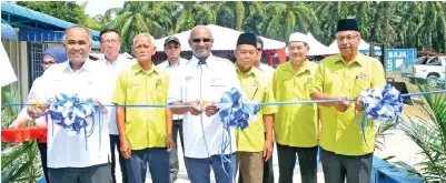  ??  ?? DATUK K. Yogeesvara­n (tengah) memotong riben pelancaran pusat timbang KPSM Teluk Intan Berhad.