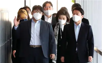  ?? ?? Presidenti­al transition committee Chairman Ahn Cheol-soo (right) speaks with Hybe Chairman Bang Si-hyuk at the K-pop agency’s office in Seoul.