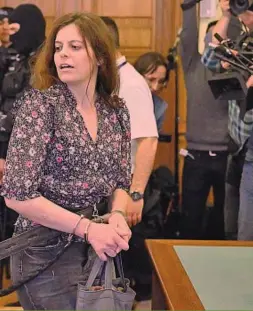  ?? AFP ?? Con i polsi bloccati
Ilaria Salis, 39 anni, l’attivista antifascis­ta in carcere in Ungheria da oltre un anno. Anche ieri è stata portata nell’aula del Tribunale con le manette ai polsi e le caviglie bloccate