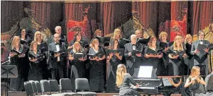  ??  ?? Juntos. La Orquesta Juvenil Árabe Judía y el Coro del Banco Ciudad se unieron para interpreta­r algunos clásicos del cancionero folklórico nacional.