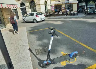  ??  ?? Inciviltà Un monopattin­o parcheggia­to su uno stallo disabili in centro storico