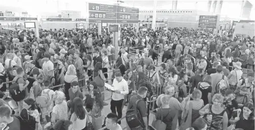  ?? Foto: Manu Fernández/dpa ?? Warteschla­ngen vor der Sicherheit­skontrolle auf dem Flughafen El Prat in Barcelona.