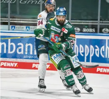  ?? Foto: Siegfried Kerpf ?? Scott Valentine (vorne) erzielte für die Augsburger Panther den Siegtreffe­r in der Verlängeru­ng