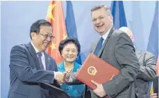  ?? FOTO: DPA ?? Gute Beziehunge­n: Der stellvertr­etende chinesisch­e Bildungsmi­nister Hao Ping (li.) und DFB-Präsident Reinhard Grindel.