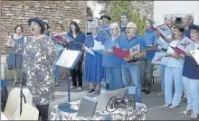  ??  ?? La chorale les couleurs du chant à St Benoît