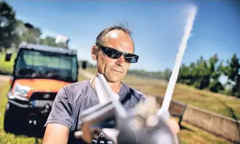  ?? FOTO: RALPH MATZERATH ?? Einsatz gegen die Trockenhei­t: Bernhard Kaiser vom Fachbereic­h Stadtgrün richtet im Neulandpar­k die Wasserkano­ne so aus, dass kaum ein Halm trocken bleibt.