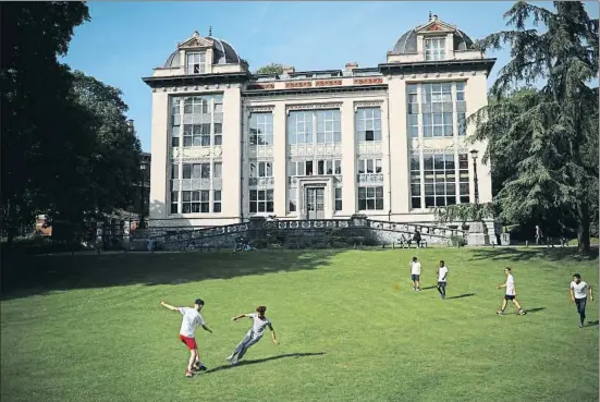  ?? FRANCISCO SECO / AP ?? Chicos jugando al fútbol el pasado jueves en un parque de Bruselas