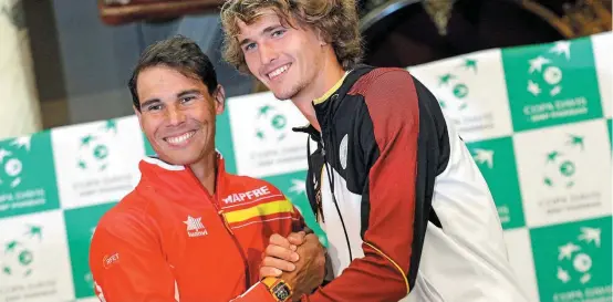  ?? MANUEL BRUQUE/EFE ?? Cumpriment­o. O espanhol Rafael Nadal aperta a mão do tenista alemão Alexander Zverev, número 4 no ranking da ATP: eles vão se enfrentar no domingo