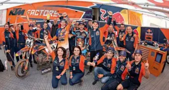  ??  ?? Un sacré team, une sacrée famille que KTM pour Jeffrey Herlings qui bénéficie de la confiance de l’autriche depuis qu’il a 15 ans. Comme il le révèle aujourd’hui, ce ne sont pas quelques euros ou dollars de plus qui le feront changer de crémerie. On...