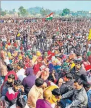  ?? AFP/PTI ?? (Left) Hundreds of security personnel stand guard next to a long line of police barricades in Ghaziabad; a ‘kisan mahapancha­yat’ in Jind district of Haryana.