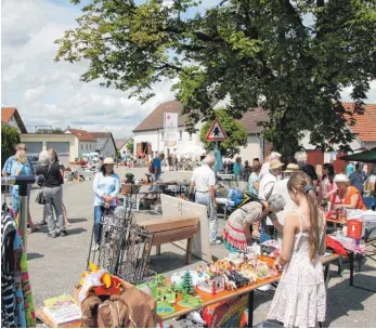  ?? FOTO: HEINZ THUMM ?? Der 2. Gauinger Flohmarkt rund um den Gasthof Grüner Baum wurde bei herrlichem Wetter ein voller Erfolg.