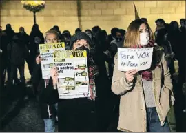  ?? MIQUEL CODOLAR / ACN ?? Concentrac­ión, ayer, en la plaza Sant Jaume contra Vox