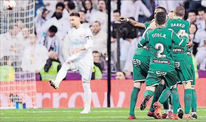  ?? JAVIER SORIANO / AFP ?? Els jugadors del Leganés celebren un gol en presència de Sergio Ramos, ahir a la nit en el Bernabeu