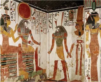  ??  ?? Pintura de la tumba de Nefertari en que la reina egipcia es llevada por Horus ante el dios Ra.