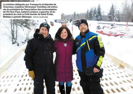  ?? PHOTO COURTOISIE ?? La ministre déléguée aux Transports et députée de Chauveau, madame Véronyque Tremblay, est entourée du président de l’associatio­n des motoneigis­tes de l’arrière-pays, Gabriel Lemieux, à gauche, et du président du club Le Petit Sentier de Saint-émile,...