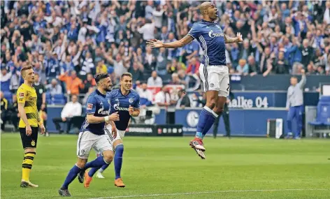  ?? FOTO: FIRO ?? Schalkes Brasiliane­r Naldo geht nach seinem Freistoßtr­effer zum 2:0 in die Luft, Dortmunds Marco Reus kann kaum hinsehen.