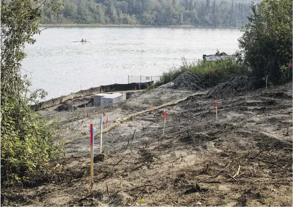  ?? JASON FRANSON ?? Work has begun on a new seasonal floating dock and viewing deck at Laurier Park, one of five the city is building this fall.