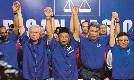  ?? PIC BY MOHD YUSNI ARIFFIN ?? Acting Barisan Nasional chairman Datuk Seri Mohamad Hasan (second from right) and the coalition’s candidate for the Semenyih by-election, Zakaria Hanafi (centre), at the announceme­nt event in Taman Pelangi, Semenyih, yesterday. With them is BN’s Semenyih by-election election director, Datuk Seri Ismail Sabri Yaakob (second from left).