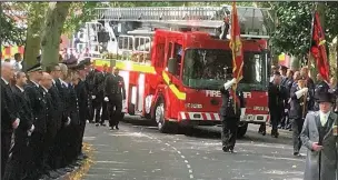  ??  ?? Fire-fighters and members of the public aligned the streets of Loughborou­gh for the funeral of fire-fighter Paul Wilkens