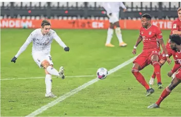  ??  ?? Florian Neuhaus nimmt Maß in der 48. Minute: Das 3:2 gegen den FC Bayern München war das dritte Saisontor des Nationalsp­ielers. Foto: Dennis Ewert/imago images