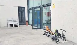  ?? D.C. ?? Un triciclo y una sillita de bebé a las puertas del albergue municipal.