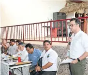  ??  ?? Julio Ossa se dirige a los asistentes a la mesa de trabajo que se realizó ayer en Sitionuevo, Magdalena.
