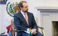  ??  ?? Zeid Ra’ad Al Hussein exhortó al gobierno mexicano a tomar medidas urgentes para poner fin a la ola de desaparici­ones.