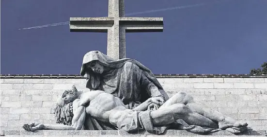  ?? Foto: Ángel García ?? Die Frage, wohin mit Francos Gebeinen, spaltet Spanien. Nun will der Abt, dass sie im Valle de los Caídos bleiben.