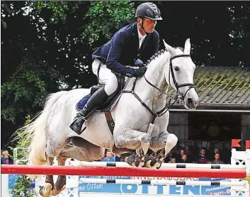  ?? BILD: OLAF KLEE ?? Rolf Moormann (RV Ahlhorn) mit Clintina gewann den Großen Preis in Cloppenbur­g und verdrängte auch Olympiasie­gerin Sandra Auffarth vom ersten Platz.