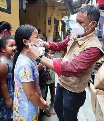  ?? FEDRIK TARIGAN/JAWA POS ?? LINDUNGI ANAK: Forum Komunikasi Masyarakat Pademangan membagikan masker anak di Jakarta kemarin (1/7).