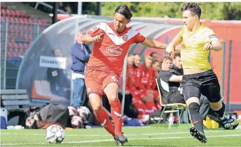  ?? FOTO: FALK JANNING ?? Takashi Usami (links) bewies gegen die Krefelder, dass er körperlich wieder fit ist. Ein Treffer gelang ihm allerdings nicht.