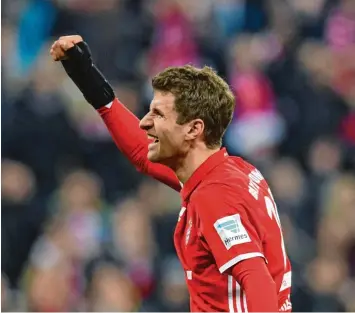  ?? Foto: dpa, Sven Hoppe ?? Ich bin wieder da. Thomas Müller traf zum zwischenze­itlichen 4:0 für den FC Bayern. 999 Minuten musste der Münchner auf sein 92. Bundesliga­tor warten.