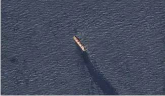  ?? ?? Une marée noir est déjà en cours en mer Rouge après l'attaque d'un navire de commerce.