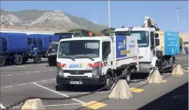  ??  ?? Deux véhicules envoyés par la ville de Cannes prêts à embarquer, hier à Toulon.