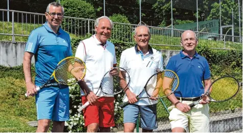  ?? Foto: Helmut Radeck ?? Die erfolgreic­hen hochklassi­gen Herren 65 des Tennisclub­s Rot Weiß Nördlingen (von links): Hermann Offinger, Helmut Meyr, Helmut Stiller und Helmut Engelhardt.