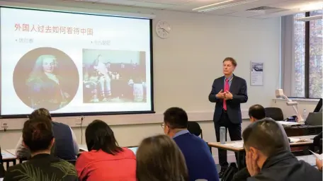  ??  ?? Professor Hugo de Burgh gives a lecture about China’s image in the Western world in November 2018