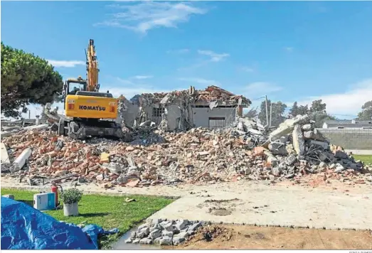  ?? SONIA RAMOS ?? Derribo de una vivienda del diseminado de Chiclana en noviembre de 2020.