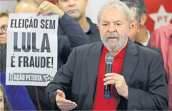  ?? (AP) ?? Eslogan. “Elección sin Lula es fraude”, dice la pancarta que sostiene un dirigente del Partido de los Trabajador­es, que ayer ratificó su respaldo a Lula.