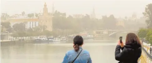  ?? // EFE/JOSÉ MANUEL VIDAL ?? Vista de la Giralda y la Torre del Oro con la calima, ayer desde el Puente de Triana