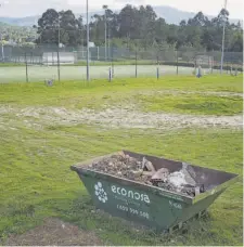  ?? [MERCE ARES] ?? Un dos colectores de escombros está xunto ao pavillón