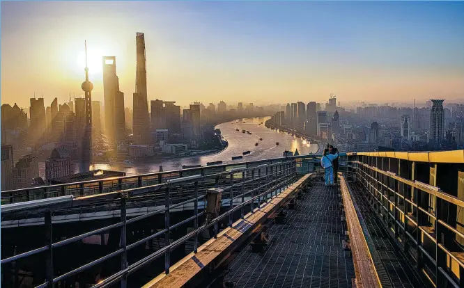  ?? FANG ZHONGLIN / FOR CHINA DAILY ?? A view of the Bund and the Lujiazui financial area in Shanghai from the roof of the CITIC Plaza on Jan 1.