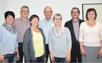  ?? FOTO: RHEUMALIGA ?? Vorstand der Rheumaliga Aulendorf (vorne von rechts): Simone Schwägler, Rita Härle, Andrea Gnann und Ute Witt, sowie (hinten von rechts) Albrecht Fürst, Peter Linder und Bernhard Dröber. Es fehlt Rita Blumer