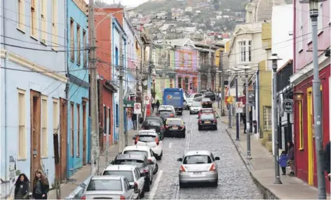  ??  ?? ► Vehículos estacionad­os en el cerro Concepción, de Valparaíso.