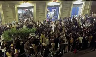  ?? ?? Rumoroso Sono numerosi i video che i residenti di via Galliera hanno girato per testimonia­re cosa succede in strada fino a tarda ora